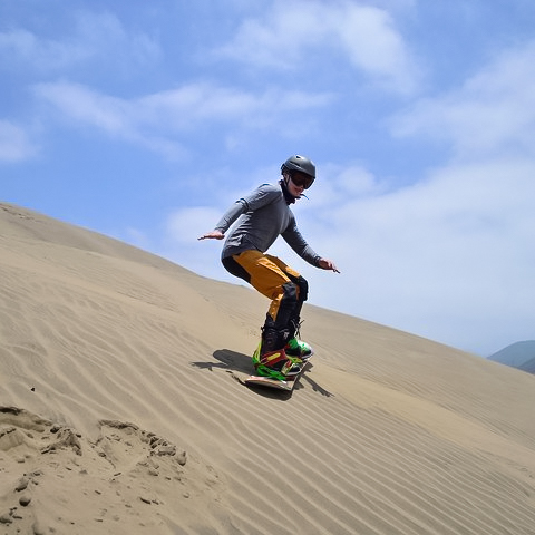 Sandboarding nas dunas de Huacachina