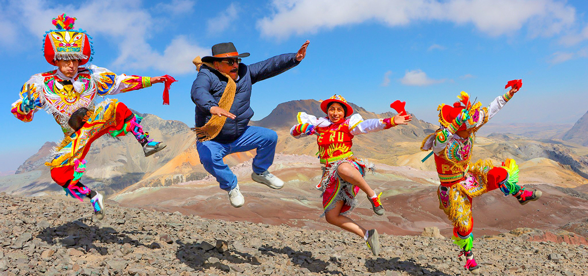 Dança de tesouras vibrante em Huancavelica, Peru.