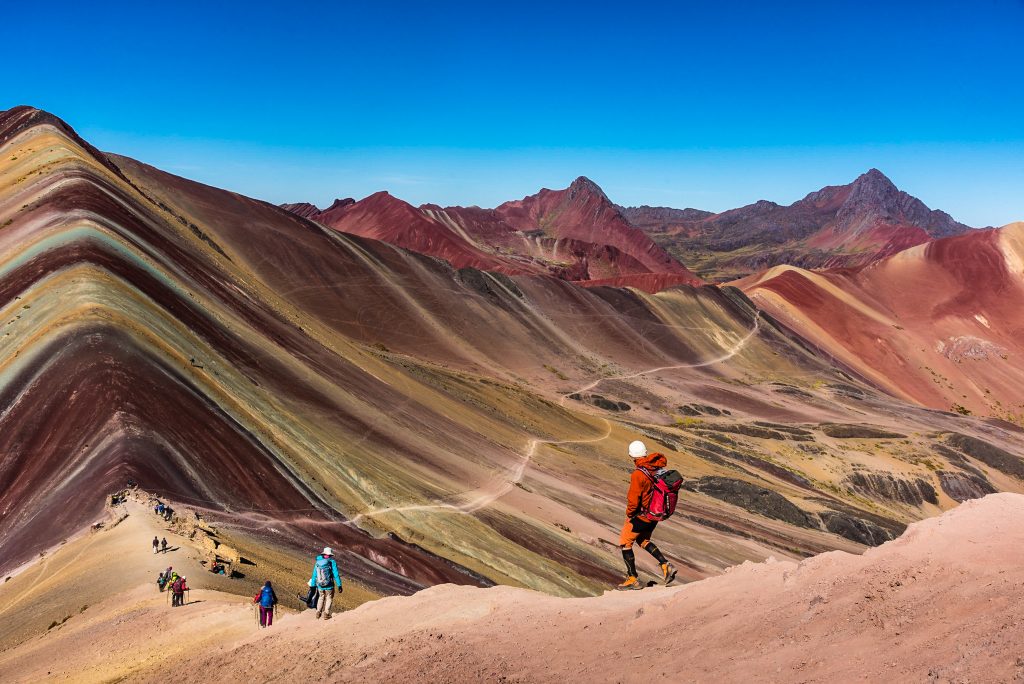 O Peru é um país fascinante, cheio de contrastes naturais e culturais, e quando se fala das montanhas, a imponência e a beleza são de tirar o fôlego. Das regiões montanhosas que se estendem pela Cordilheira dos Andes até os picos nevados mais altos e sagrados, essas montanhas fazem parte de uma história rica e são reverenciadas como divindades nas culturas locais.