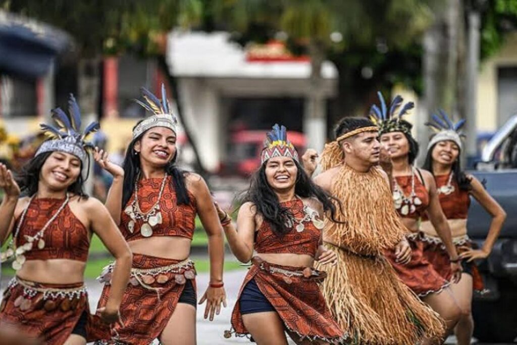 A cidade de Iquitos, situada no coração da Amazônia peruana, é conhecida por ser o ponto de partida para quem deseja explorar a vasta região amazônica. Com acesso limitado por terra, Iquitos é cercada pelas águas caudalosas do rio Amazonas, o que faz com que os passeios de barco sejam a principal forma de locomoção para explorar as belezas naturais e as comunidades indígenas que vivem nas margens do rio.
