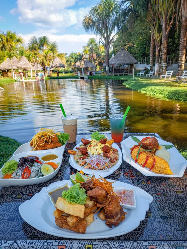 A Amazônia peruana é uma das regiões mais ricas e biodiversas do planeta, e essa riqueza se reflete diretamente em sua culinária. A cozinha da selva oferece uma combinação única de ingredientes locais, técnicas tradicionais e influências culturais que resultam em pratos saborosos e autênticos. A gastronomia amazônica é uma verdadeira experiência intensa, misturando sabores, texturas e aromas de uma forma que encanta a todos que a experimentam.
