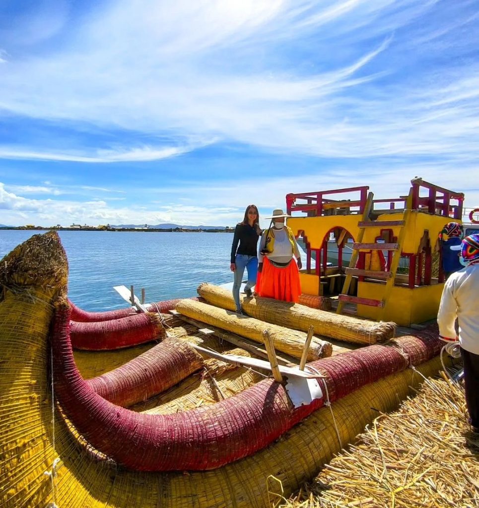 O lago Titicaca é uma das atrações mais icônicas da América do Sul, conhecido por sua beleza e importância cultural. No meio desse imenso lago, entre o Peru e a Bolívia, vivem os Uros, uma comunidade indígena que habita as famosas ilhas flutuantes feitas de totora. Essas ilhas e a cultura dos Uros são uma das experiências mais únicas que um visitante pode ter ao explorar o Peru.
