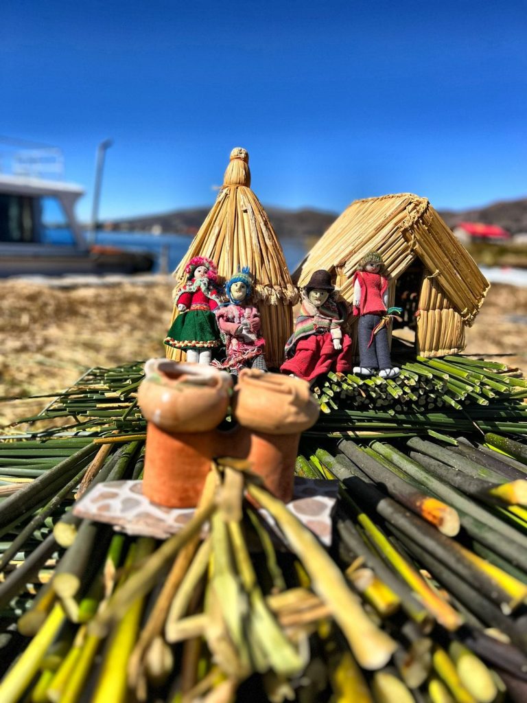 O lago Titicaca é uma das atrações mais icônicas da América do Sul, conhecido por sua beleza e importância cultural. No meio desse imenso lago, entre o Peru e a Bolívia, vivem os Uros, uma comunidade indígena que habita as famosas ilhas flutuantes feitas de totora. Essas ilhas e a cultura dos Uros são uma das experiências mais únicas que um visitante pode ter ao explorar o Peru.