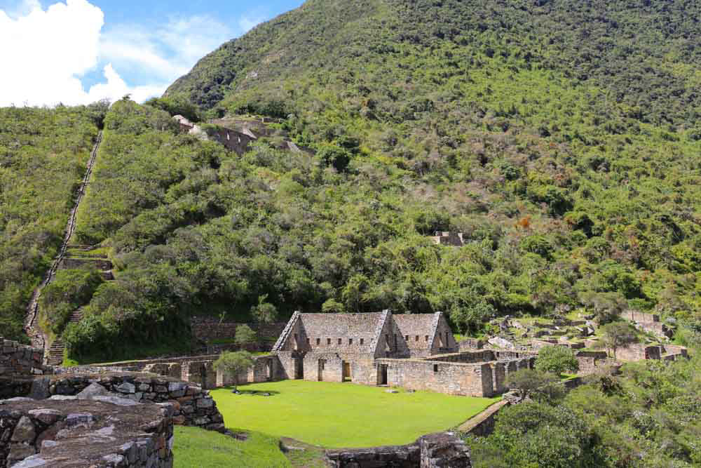 O Peru é conhecido mundialmente por sua rica cultura e história, com muitos tesouros arqueológicos que fazem parte das atrações mais procuradas por viajantes de todos os cantos do mundo. Desde a majestosa Machu Picchu até as misteriosas Linhas de Nazca, o país oferece uma infinidade de sítios arqueológicos fascinantes, cada um com uma história única para contar.