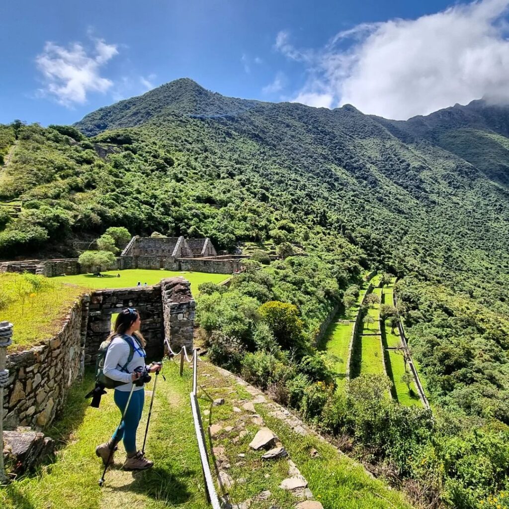 O Peru é um dos destinos mais desejados pelos amantes de aventuras, especialmente por aqueles que procuram a combinação perfeita entre natureza, história e cultura. Suas trilhas nas montanhas dos Andes peruanos oferecem uma oportunidade única de caminhar por paisagens lindas e, ao mesmo tempo, se conectar com o passado dos povos que habitaram essas terras. 