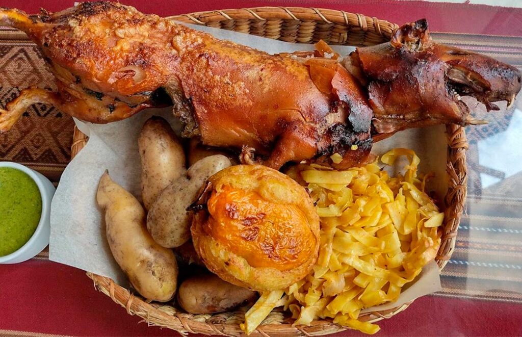 A gastronomia peruana é famosa por sua diversidade e por pratos que trazem consigo uma história rica e profunda. Um desses pratos é o cuy ao forno, uma iguaria peruana que pode surpreender muitos brasileiros por ser feita com o famoso porquinho da Índia. Se para nós, o porquinho é um pet adorável, nas montanhas dos Andes, ele é um alimento ancestral e muito valorizado. Neste post, você vai descobrir os segredos por trás dessa tradição, a preparação do cuy, e como ele reflete a riqueza cultural do Peru.
