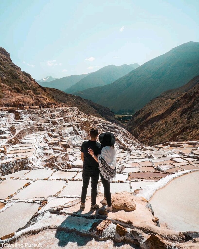 Entre os muitos atrativos turísticos do Vale Sagrado dos Incas, há um que se destaca pela sua grande beleza natural e origem misteriosa: as Salineras de Maras. Localizado a 50 km da cidade de Cusco e a mais de 3 mil metros de altitude, esse lugar é um verdadeiro espetáculo visual que vai te encantar.

Trata-se de uma grande área formada por cerca de 3 mil poços de sal natural, alimentados por uma nascente subterrânea, cuja história remonta a mais de 100 milhões de anos. Hoje, as Salineras não são apenas importantes por fornecer sal para toda a região de Cusco, mas também por serem uma valiosa fonte de exportação desse tempero essencial para o mundo.
