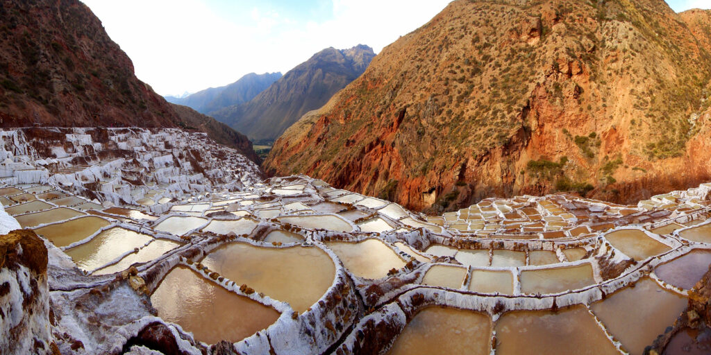 Entre os muitos atrativos turísticos do Vale Sagrado dos Incas, há um que se destaca pela sua grande beleza natural e origem misteriosa: as Salineras de Maras. Localizado a 50 km da cidade de Cusco e a mais de 3 mil metros de altitude, esse lugar é um verdadeiro espetáculo visual que vai te encantar.

