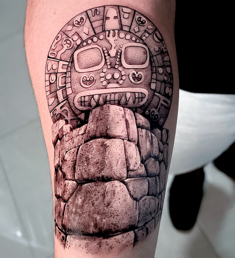 As tatuagens são uma forma poderosa de expressão pessoal e cultural. Nas culturas andinas, especialmente entre os incas, cada símbolo tatuado na pele tinha um propósito espiritual, social ou de conexão com a natureza. Esse estilo de tatuagem tem atraído pessoas ao redor do mundo que buscam não apenas uma arte visual, mas também um significado profundo e histórico.