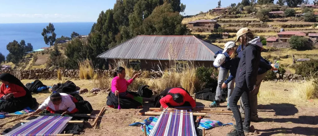 O Lago Titicaca é um dos destinos mais fascinantes da América do Sul, não apenas por sua beleza natural, mas também pela rica cultura que o cerca. Localizado na fronteira entre o Peru e a Bolívia, é o lago navegável mais alto do mundo, situado a mais de 3.800 metros de altitude. Mas o que realmente torna essa região especial é o turismo comunitário, que permite que os visitantes se conectem com a cultura local de maneira autêntica e sustentável.