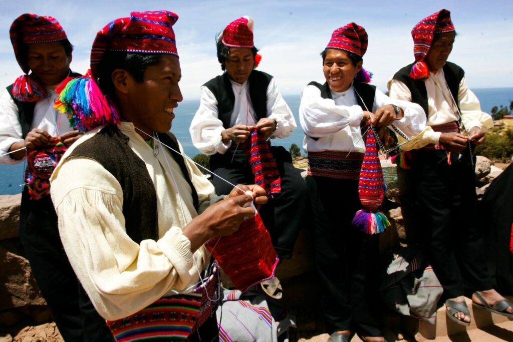 A arte têxtil de Taquile, localizada no altiplano andino, é um dos mais ricos patrimônios culturais da cultura andina. Esta ilha, situada no Lago Titicaca, no Peru, abriga uma tradição artesanal que é reconhecida mundialmente e faz parte da Lista Representativa de Patrimônio Cultural Imaterial da Humanidade da UNESCO. Conheça mais sobre como essa prática envolve gerações, mistura de simbolismos e identidade, além de como a tecelagem apoia a economia local e atrai visitantes do mundo todo.

