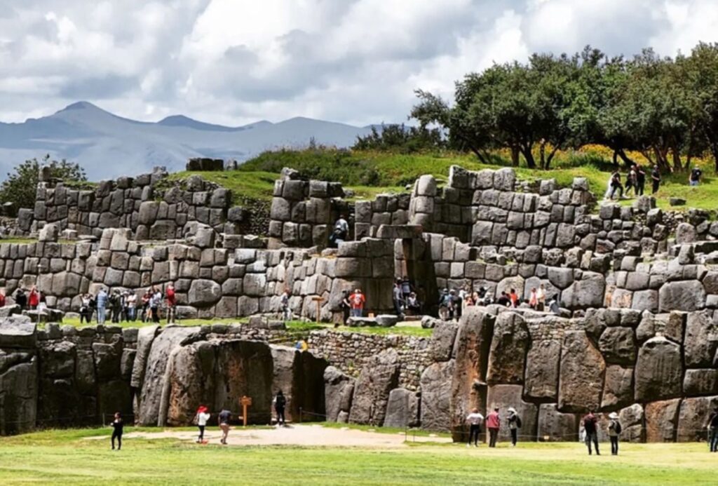 Sacsayhuamán é um dos lugares mais fascinantes do Peru, conhecido pelas suas muralhas impressionantes e pelas lendas que rodeiam suas passagens subterrâneas chamadas de Chincanas. Esses túneis, envoltos em mistério, despertam a curiosidade de visitantes e historiadores que buscam entender os segredos que eles escondem.