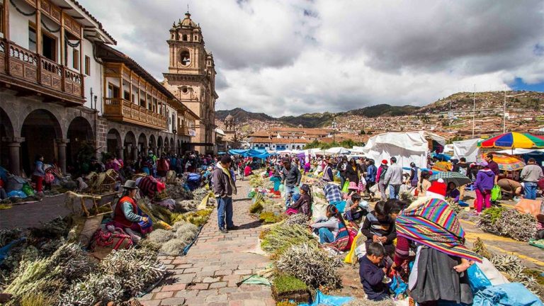 Se você sonha em vivenciar o Natal de uma maneira diferente, repleta de cultura, história e espiritualidade, o Santurantikuy em Cusco é uma experiência imperdível. Essa feira tradicional, realizada na véspera de Natal, transforma a Plaza de Armas de Cusco em um ponto de encontro para artesãos, turistas e locais. Aqui, você encontrará desde artefatos religiosos até produtos típicos, em um evento que combina o melhor das tradições andinas e natalinas.
