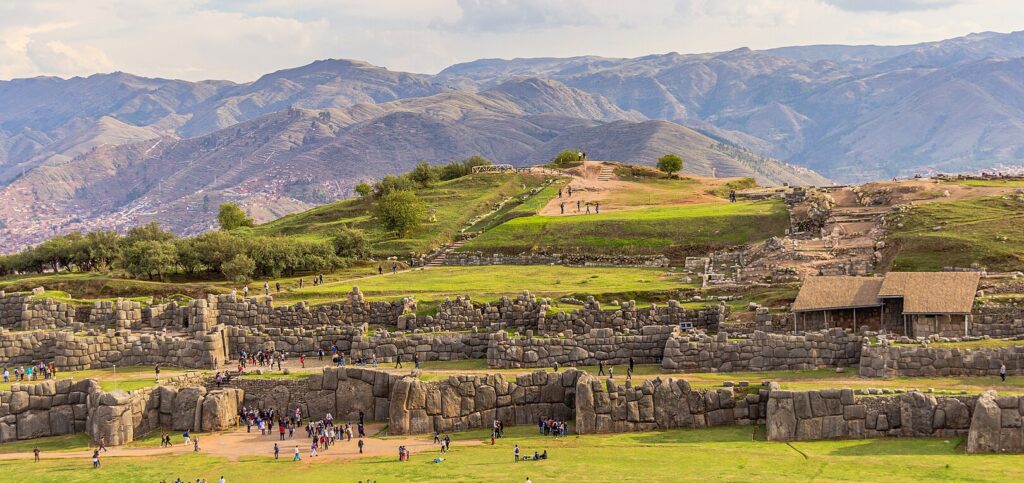 O Peru é um país cheio de história e cultura, com cidades que preservam sua herança colonial e pré-colombiana. Entre elas, três se destacam por seu valor histórico e arquitetônico: Cusco, Lima e Arequipa. Esses centros históricos são reconhecidos como Patrimônio da Humanidade pela UNESCO e oferecem uma viagem inesquecível pelo passado do país.