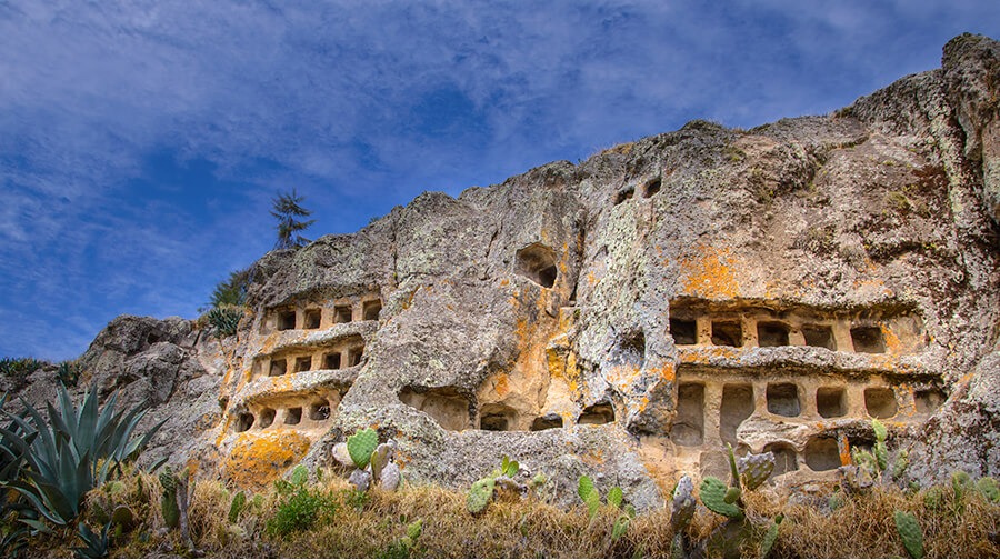 Explore as Ventanillas de Otuzco em Cajamarca, um sítio arqueológico fascinante. Saiba como chegar, quando visitar e descubra a história por trás desses nichos funerários.