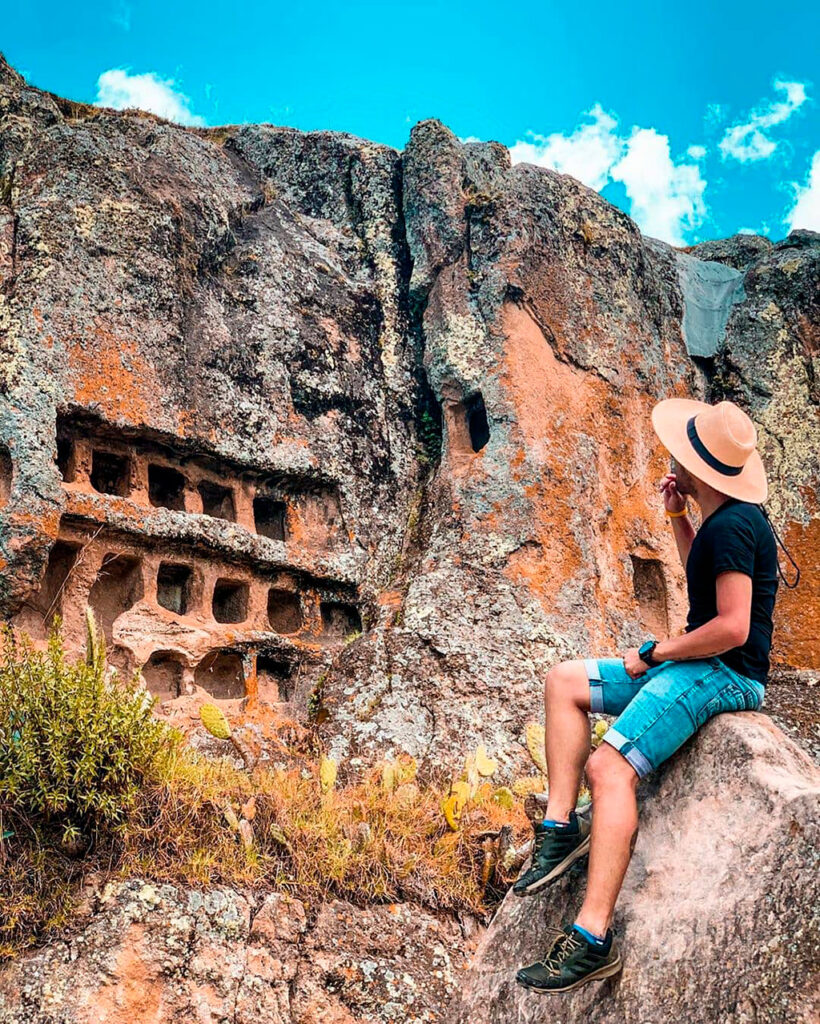 Explore as Ventanillas de Otuzco em Cajamarca, um sítio arqueológico fascinante. Saiba como chegar, quando visitar e descubra a história por trás desses nichos funerários.