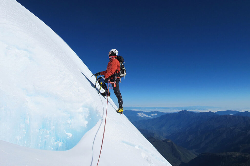 Se você é apaixonado por aventura, trilhas desafiadoras e vistas panorâmicas de tirar o fôlego, o Nevado Verônica precisa estar no seu roteiro pelo Peru. Com seu cume nevado e sua aura sagrada, esta montanha dos Andes não só domina o horizonte: ela também convida aqueles que buscam algo mais profundo do que uma simples vista panorâmica. 