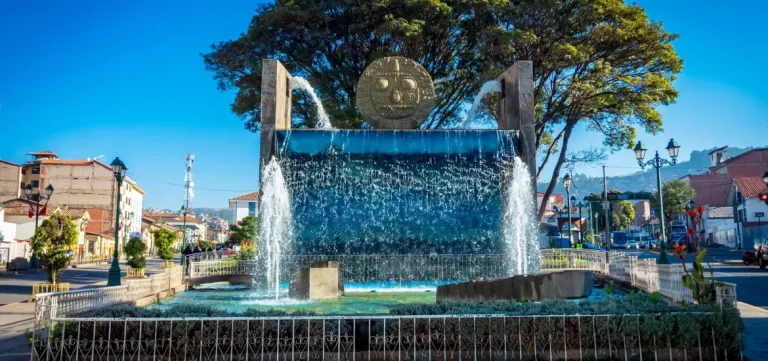 A Avenida El Sol, em Cusco, reflete a história da cidade, conectando cultura, comércio e turismo. Destaca-se pelo mural de 3.000 anos de história, proximidade com Qorikancha e o Centro Qosqo, onde ocorrem apresentações de danças típicas.