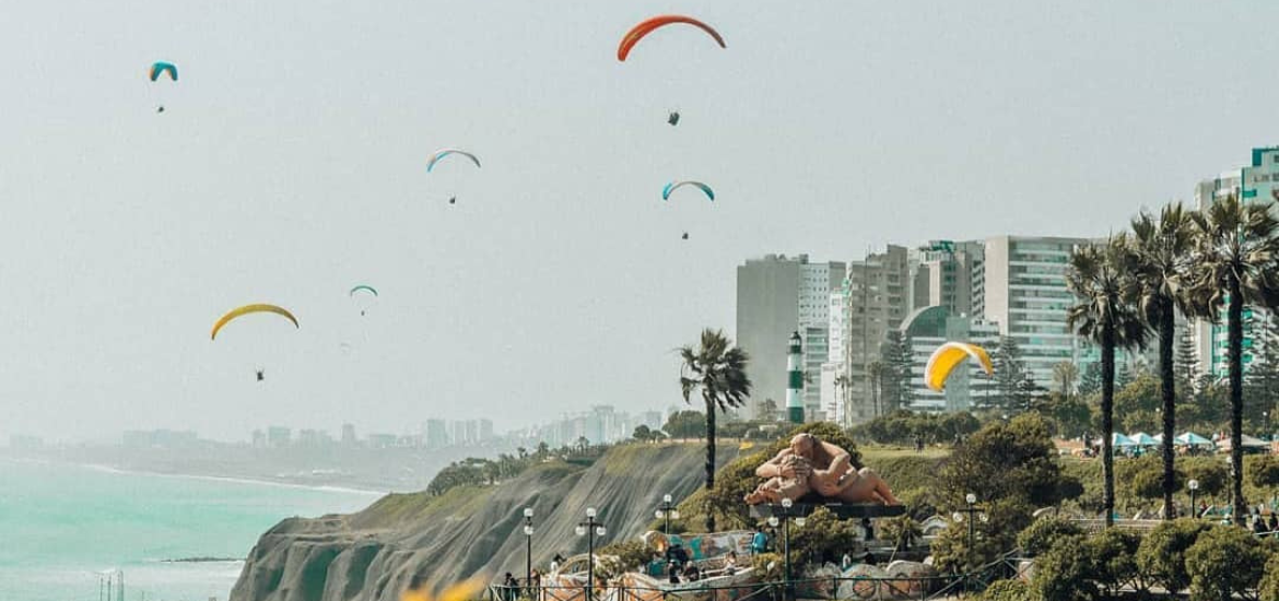 Parapente sobre a Costa Verde