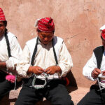 Moradores de Taquile tecendo chullos com técnicas tradicionais.