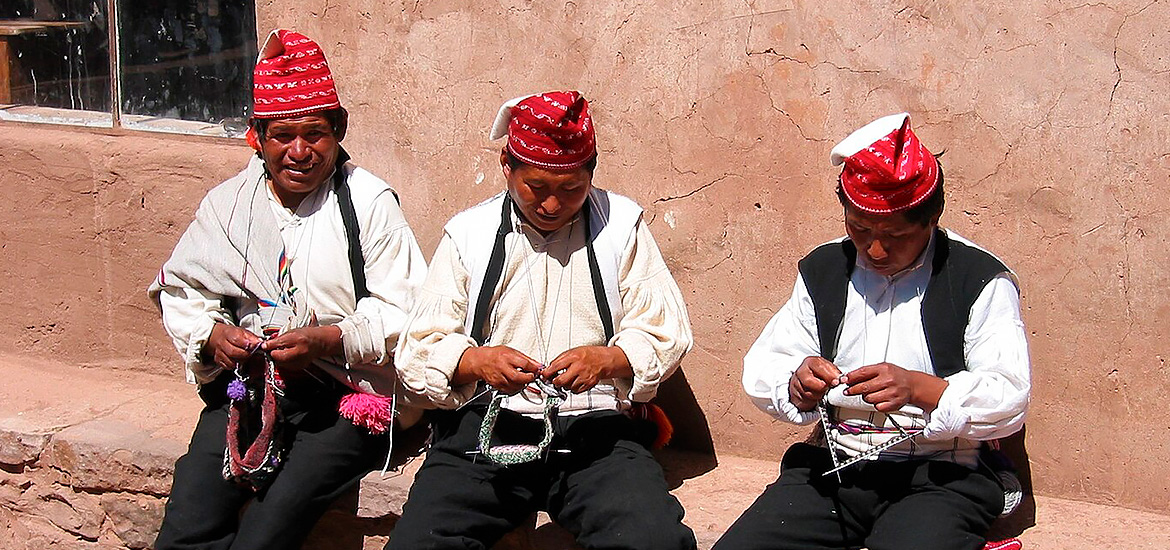 Moradores de Taquile tecendo chullos com técnicas tradicionais.