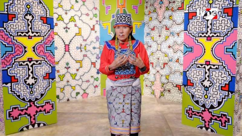 Olinda Silvano é uma artista Shipibo-Konibo que promove a arte Kené como expressão cultural amazônica, fortalecendo a identidade indígena e oferecendo aos turistas experiências autênticas e transformadoras no Peru.