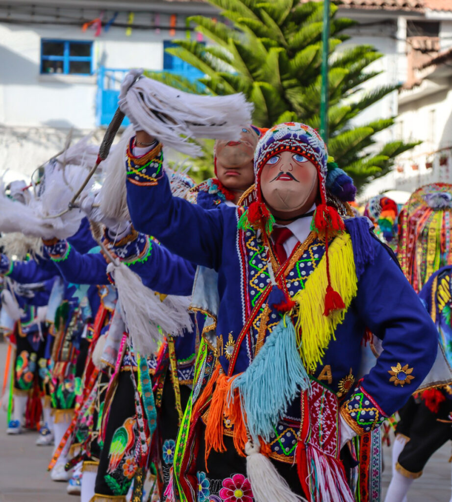 Danças tradicionais na Festa de San Sebastián no distrito de San Sebastián em Cusco, com dançarinos usando trajes coloridos durante celebrações culturais de janeiro.
