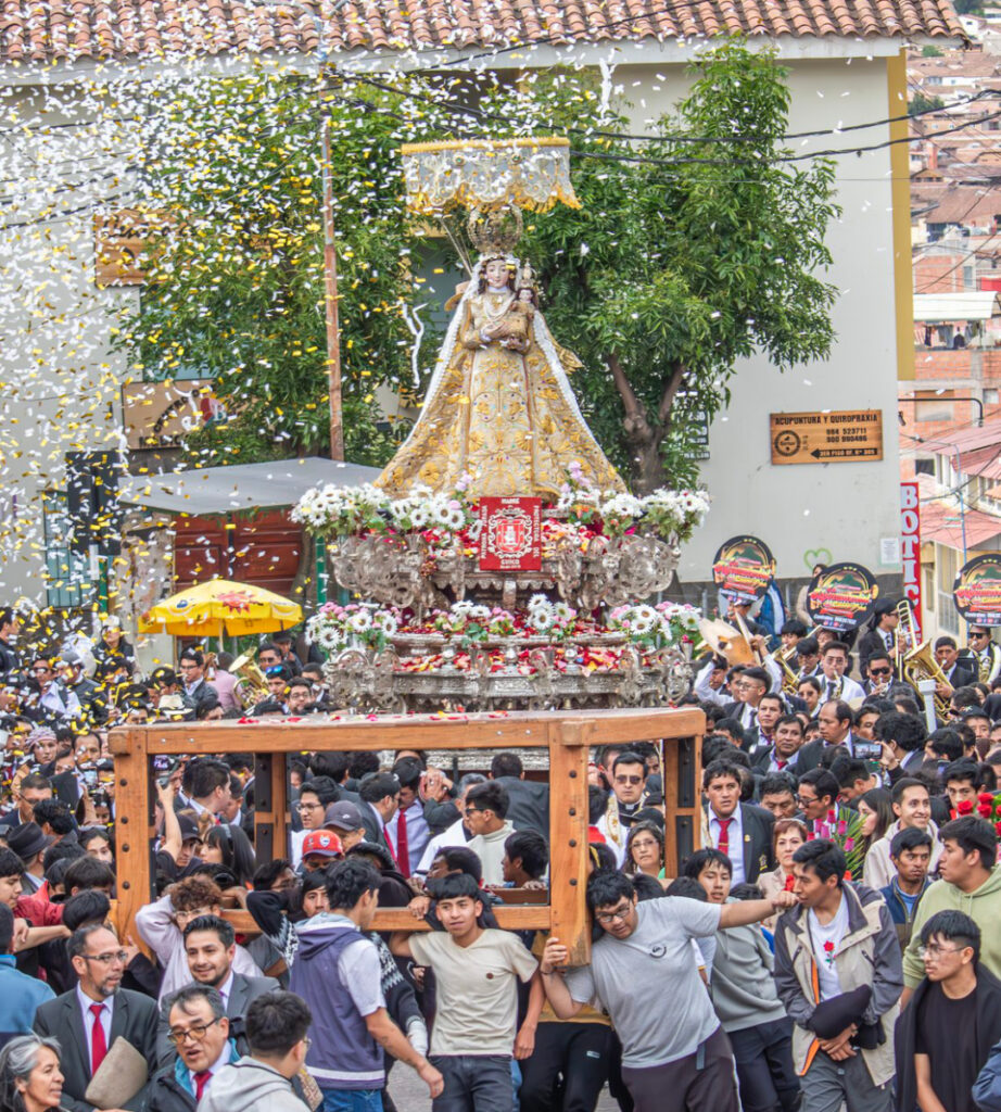 Procissão da Festa da Virgem de Belén em Cusco com imagem religiosa sendo carregada por fiéis no bairro de Belén durante celebração tradicional de janeiro.