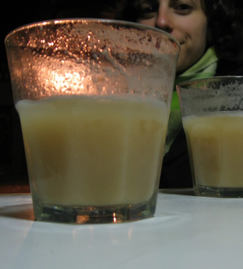 Chicha de jora tradicional servida em copos durante a Baixada de Reis em Cusco, bebida ancestral andina feita de milho fermentado e consumida em celebrações culturais de janeiro.